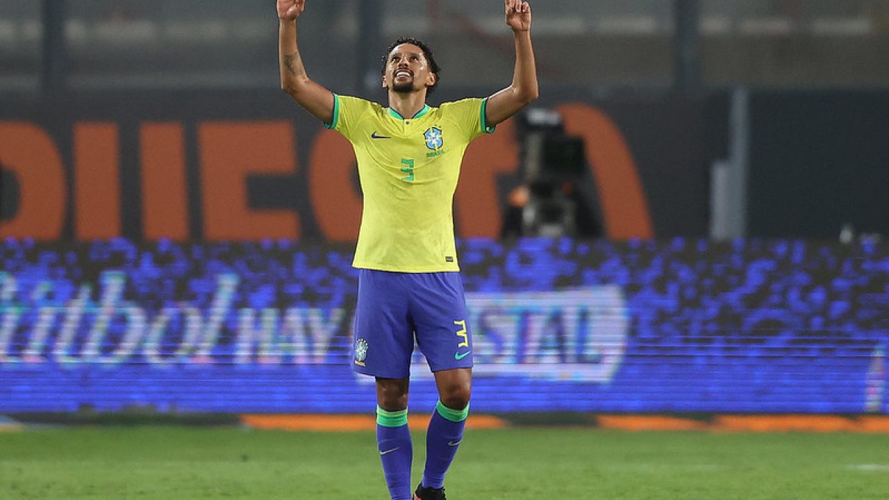 Brasil se salva no fim após jogo morno com o Peru e mantém 100% com Diniz