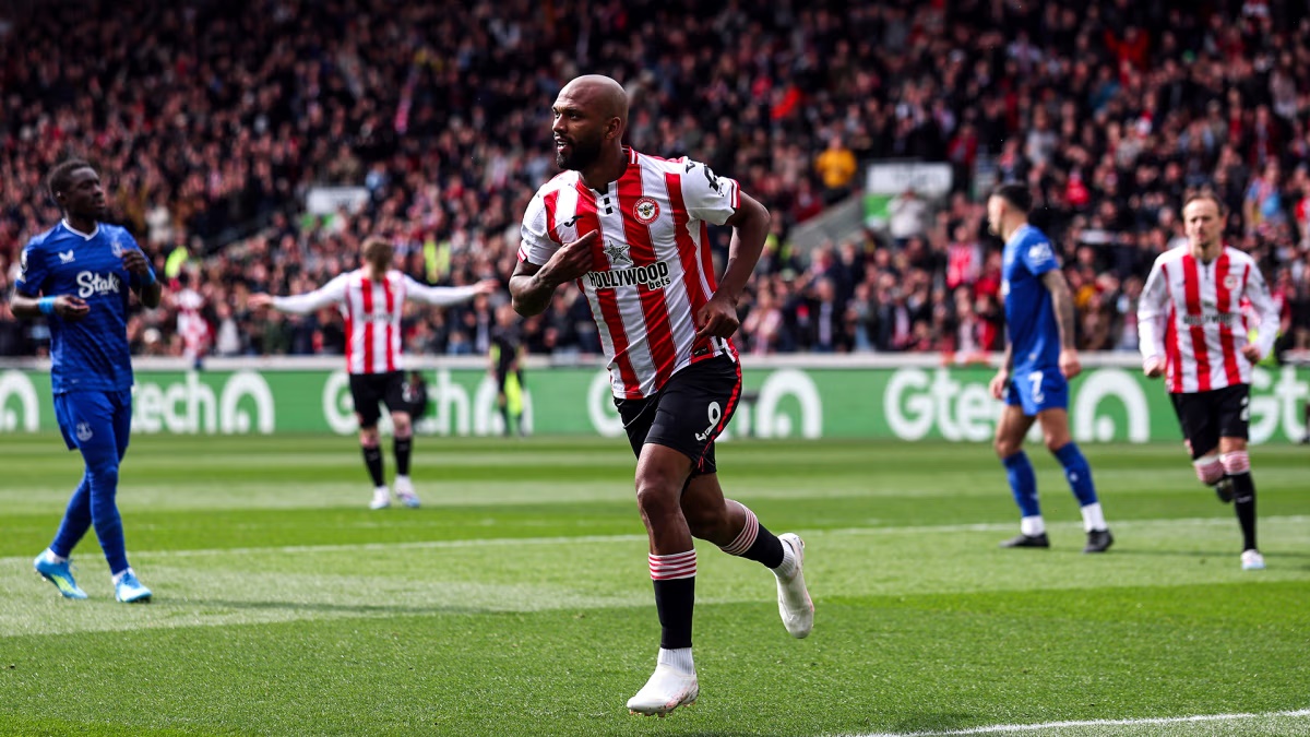 Igor Thiago faz dois gols e fica a um de Haaland na artilharia do Inglês  - 