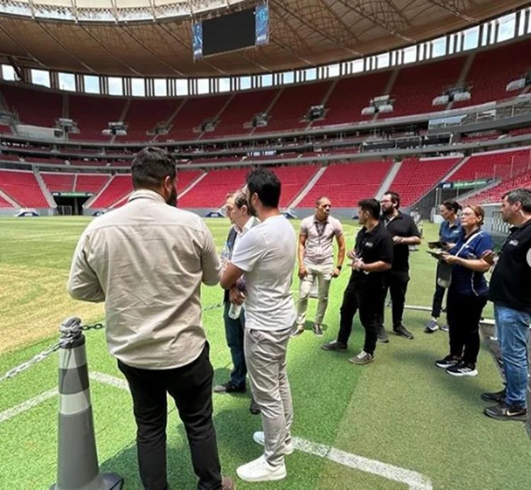 A 279 dias da Copa, Mané Garrincha passa por inspeção da Fifa - A 279 dias da Copa, Mané Garrincha passa por inspeção da Fifa -