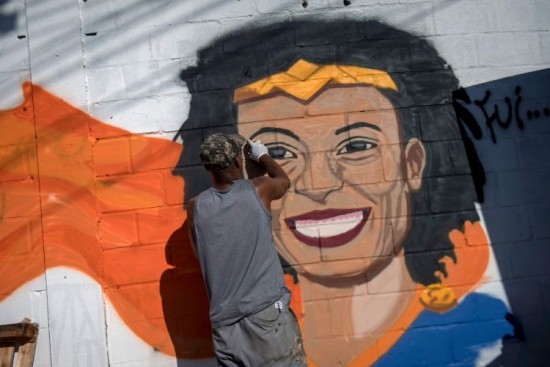 Imagem de Marielle é pintada em um mudo do Brasil. Homenagem à vereadora do PSOL após ser assassinada a tiros dentro do carro