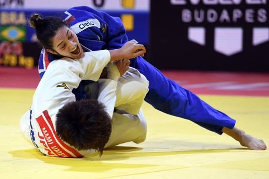 Mayra também é dona de dois bronzes olímpicos | Foto: AFP/ Attila Kisbenedek