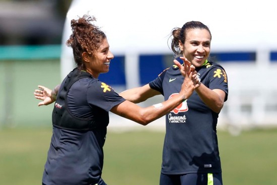 Marta e Cristiane em treino para Copa América de futebol feminino no Chile