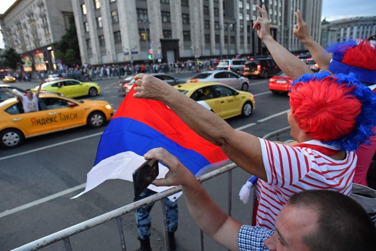 Torcedores russos aprenderam a torcer nas ruas na Copa do Mundo