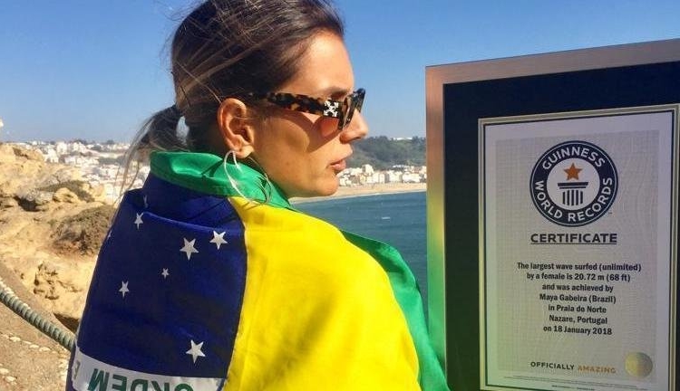 Maya Gabeira entra pro Guinness Book, o livro dos recordes, por ter surfado a maior onda entre as mulheres