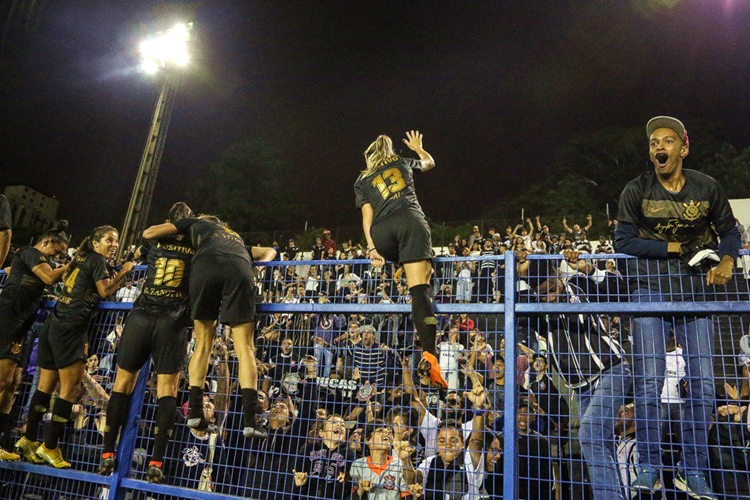 Corinthians garante vaga para a final do Brasileirão feminino após vencer o Flamengo por 4 x 2