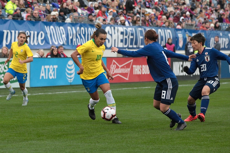 Marta jogando pela Seleção Brasileira feminina que disputa os dois últimos amistosos antes da Copa do Mundo da França