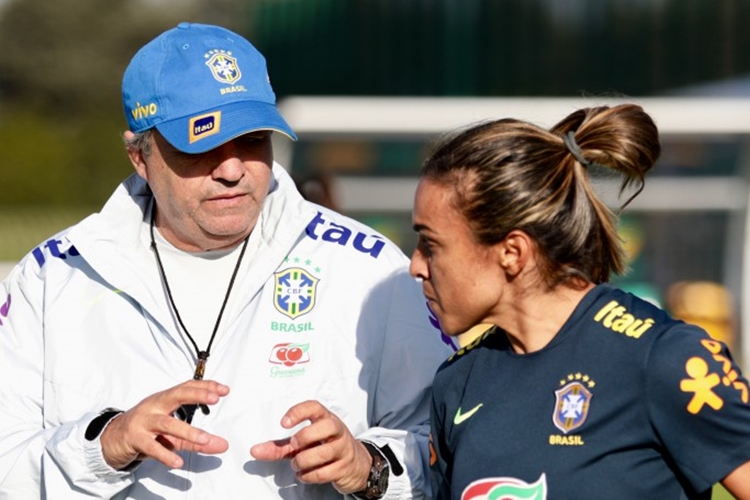 Técnico Vadão vive crise com a sétima derrota seguida no comando da Seleção Brasileira de futebol feminino em ano de Copa do Mundo na França