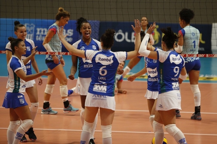 Equipe feminina do Minas em jogo da Superliga 2018/2019