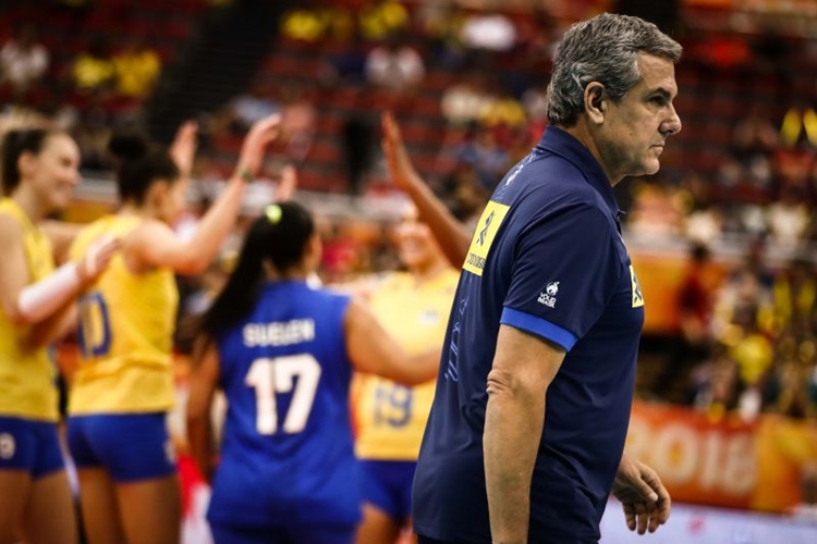 José Roberto Guimarães encara dispensas e tem dor de cabeça para montar elenco da Seleção Brasileira feminina de vôlei para as cinco competições de 2019