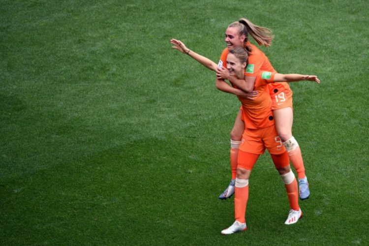 Vivianne Miedema marca dois gols na vitória da Holanda por 3 x 1 sobre Camarões