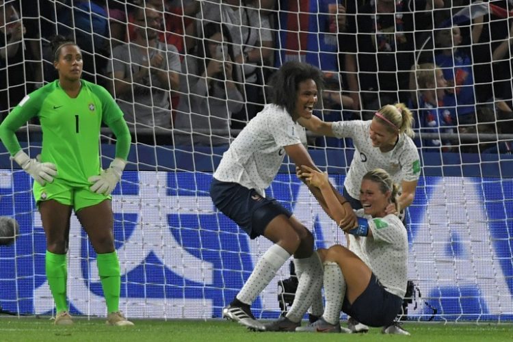 Barbara lamenta gol na prorrogação que deu a vitória à França e a classificação para as quartas de final da Copa do Mundo feminina 2019