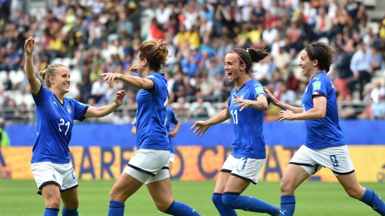 VÍDEO: quase quarenta mil a ver futebol feminino em Itália