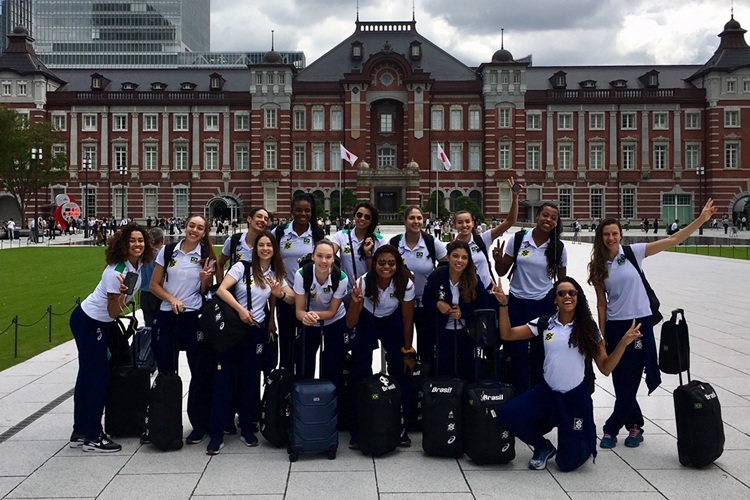 Elenco da Seleção feminina de vôlei na Estação de Tóquio em preparação para a Copa do Mundo