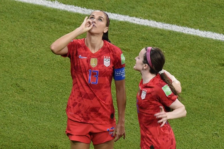 Alex Morgan comemora gol dos Estados Unidos contra Inglaterra com pose de "chá inglês"