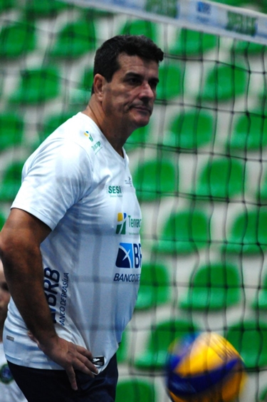 Técnico Rogério Portella em treino do Brasília Vôlei para a Copa Brasília, torneio preparatório para a Superliga B