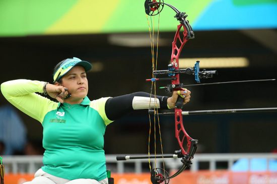 Jane Karla em posição de tiro na disputa das quartas de final do tiro com arco das Paralimpíadas do Rio, em 2016