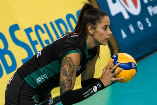 A oposta Ariane Helena, do Brasília Vôlei, lidera as estatísticas de maior pontuadora geral da Superliga Feminina 2020/2021