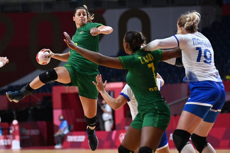 As Leoas da seleção brasileira feminina de handebol começaram começaram bem nos Jogos Olímpicos de Tóquio: um empate para Rússia e uma vitória sobre a Hungria