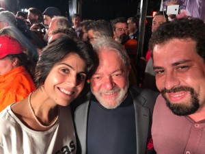 Candidatos à presidência, Manuela D’Ávila (PCdoB), Lula (PT) e Guilherme Boulos (PSOL) reuniram-se no ato pela democracia, no encerramento da caravana no sul do país. Para o ex-presidente, a imprensa foi conivente e responsável pelo ódio no Brasil.
