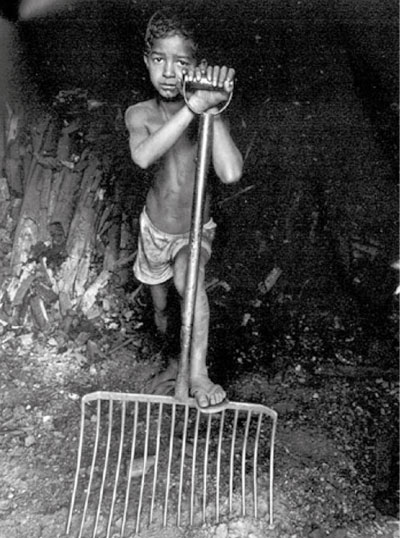 Menino vítima de exploração do trabalho infantil