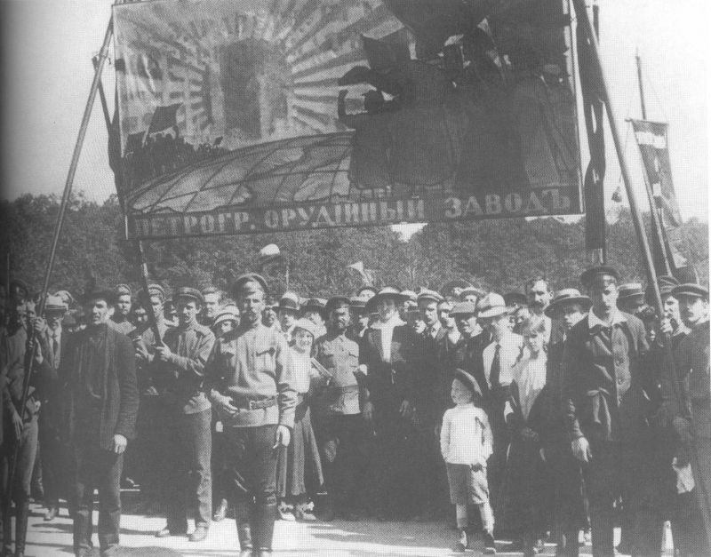 Crédito: Boitempo Editorial/Reprodução de "Reconstruindo Lênin". Manifestação de operários de fábrica de armamentos em Petrogrado, julho de 1917.