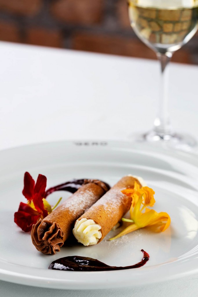 cannoli de chocolate branco e ao leite com calda de frutas vermelhas -foto-Rafael_Lobo-Zoltar_Design
