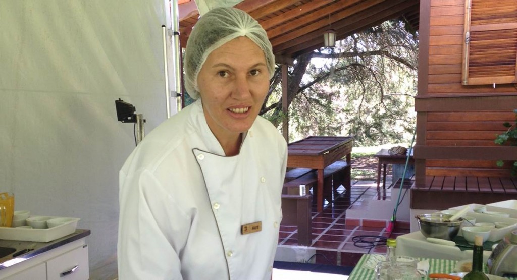 Além de preparar os pratos, a chef Arlete Zbonik dá dicas aos hóspedes do Lapinha