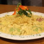 Corações de raviólis de legumes e cream cheese ao molho de estrogonofe de carne ou frango servidos com batata palha na rede Primus