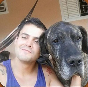 Foto Arquivo Pessoal. Paulo Henrique Vieira com sue cão Feio.