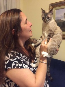 animais: imagem mostra entrevistada Simone com sua gata Julhinha