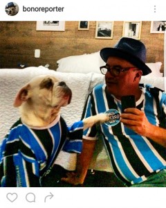 foto do cão Bono de camiseta do Grêmio
