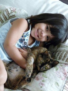 Foto mostra garota e seu gato.Adotar um pet