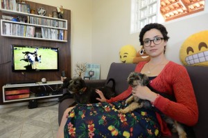 Programa bom pra cachorro:imagem mostra dona de um cãozinho que gosta de assistir televisão.