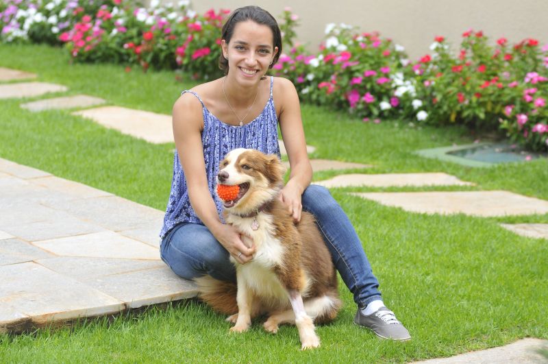 Peludos: foto mostra Renata Bernabé tosa pelos do seu cachorro Mel para diminuir o calor.