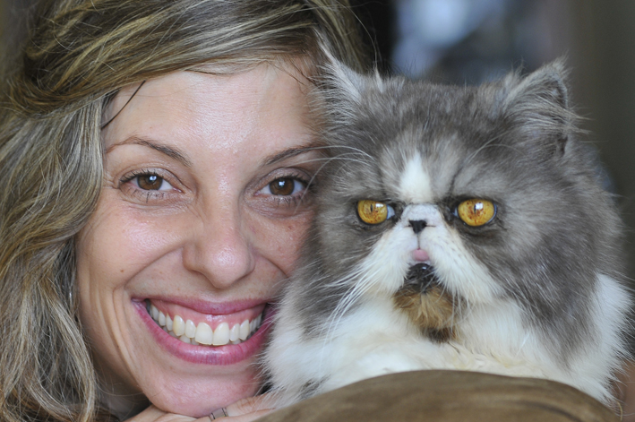 Doenças genéticas: foto mostraMaira Aldalho e seu gato Luck que sofre de rins policisticos