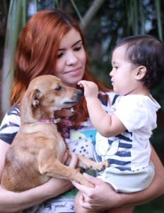 Imagem mostra mãe e filha com a cadelinha adotada.Adotar um animal