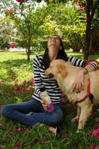 Imagem mostra Banho pet em casa. Debora Rosa e sua cadela Berenice.