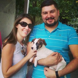 Ana Paula, Bruno e Maya: o casal se apaixonou à primeira vista pela cadelinha Crédito: arquivo pessoal 