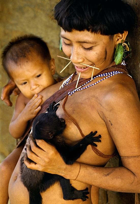 A generosidade do amor de uma índia ianomami na Venezuela Crédito: Mark Edwards/Reprodução da internet 