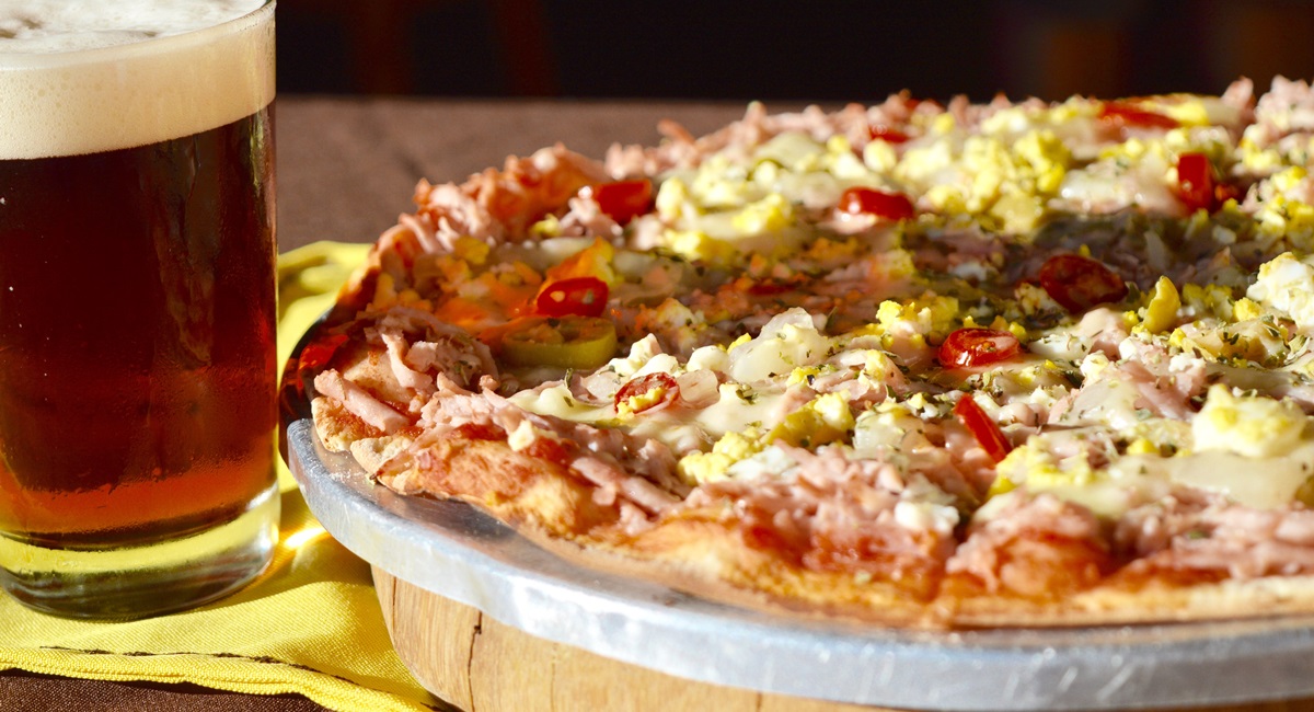 A melhor pizza da cidade é a do Entre amigos, ainda mais se escoltada por um chope artesanal