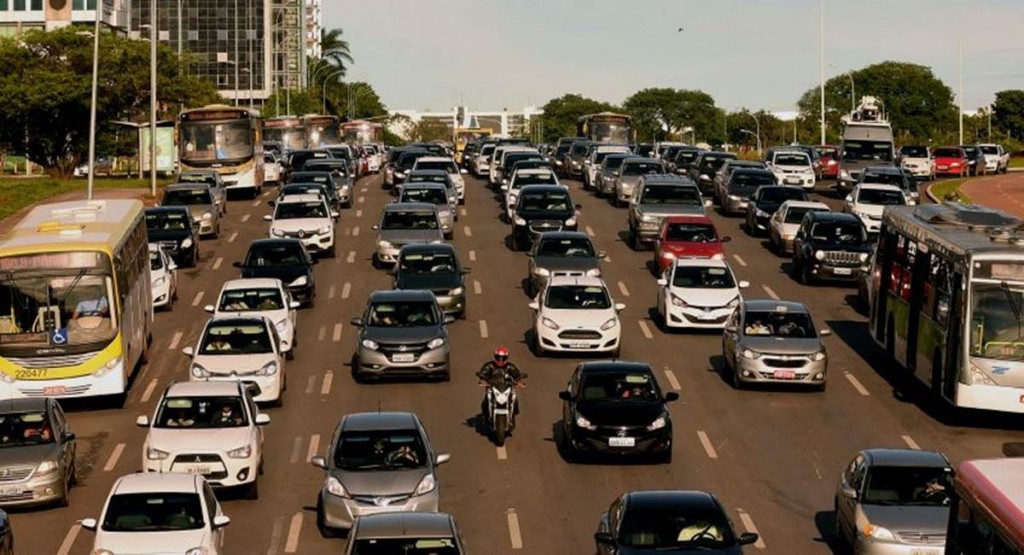 O excesso de carros faz do trânsito de Brasília um caos