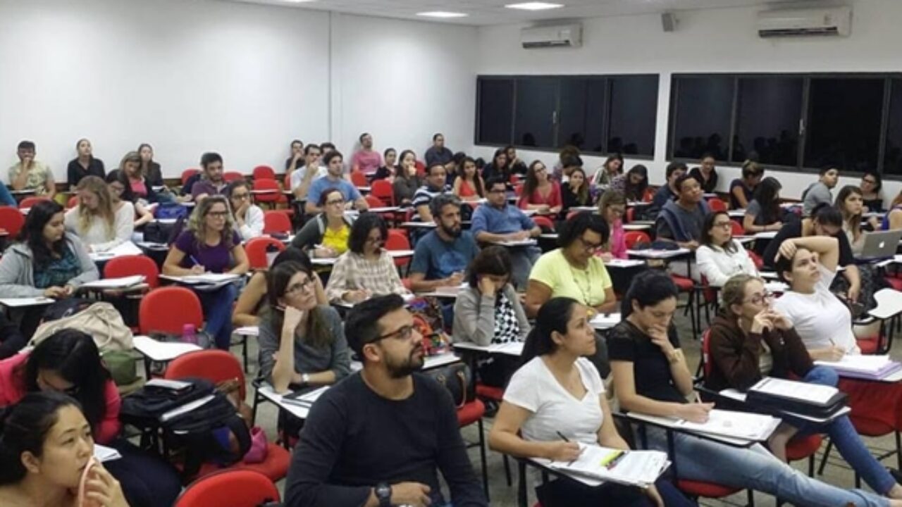 Sem máscaras e distanciamento, concurseiros participam de aulão em