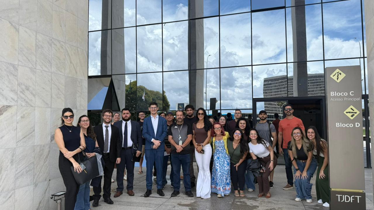 Aprovados em concurso protestam por nomeações no TJDFT - Papo de Concurseiro - 