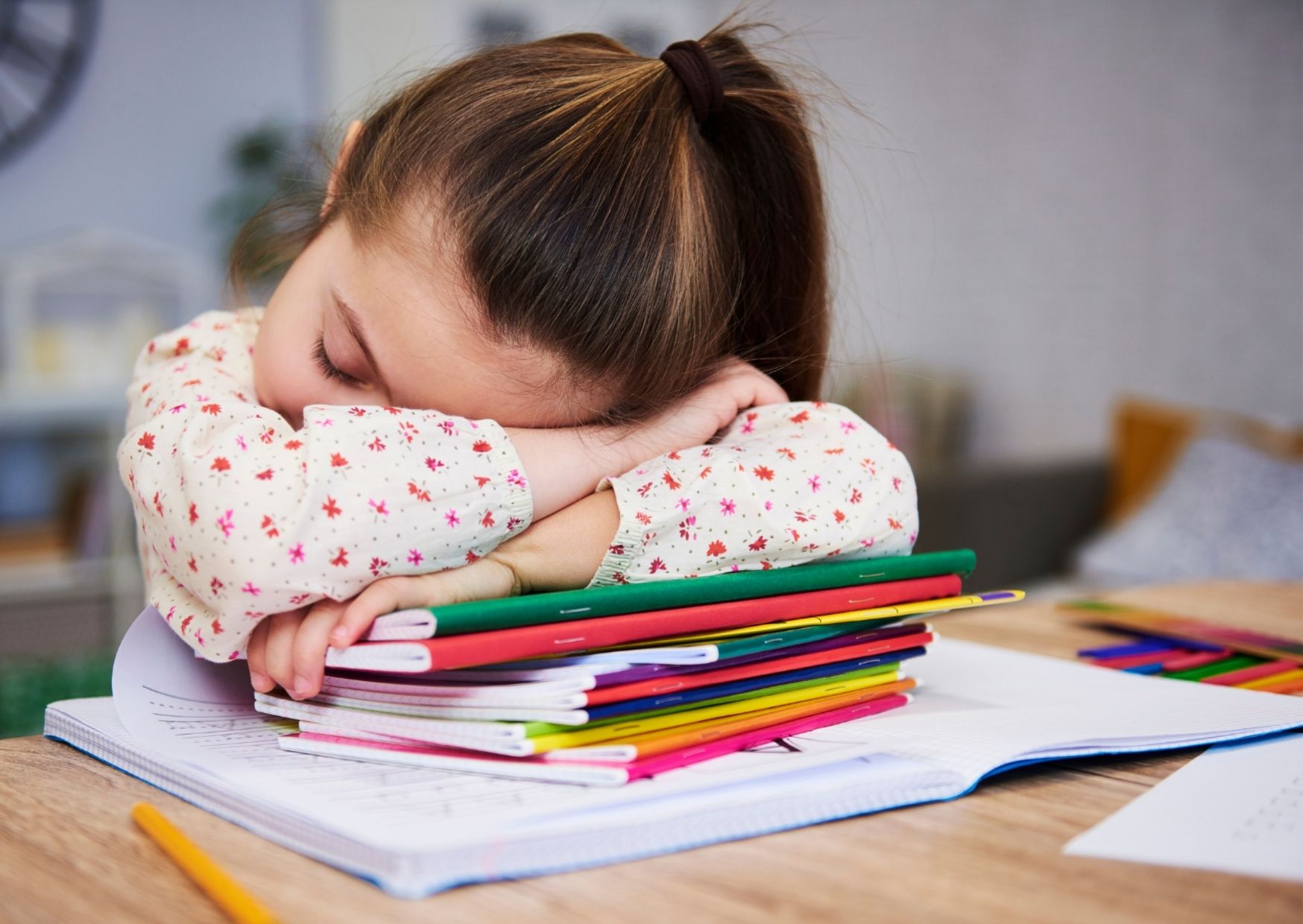 Crianças exaustas: rotina cheia e pouco sono elevam fadiga infantil - Blog da Primeira Infância - 