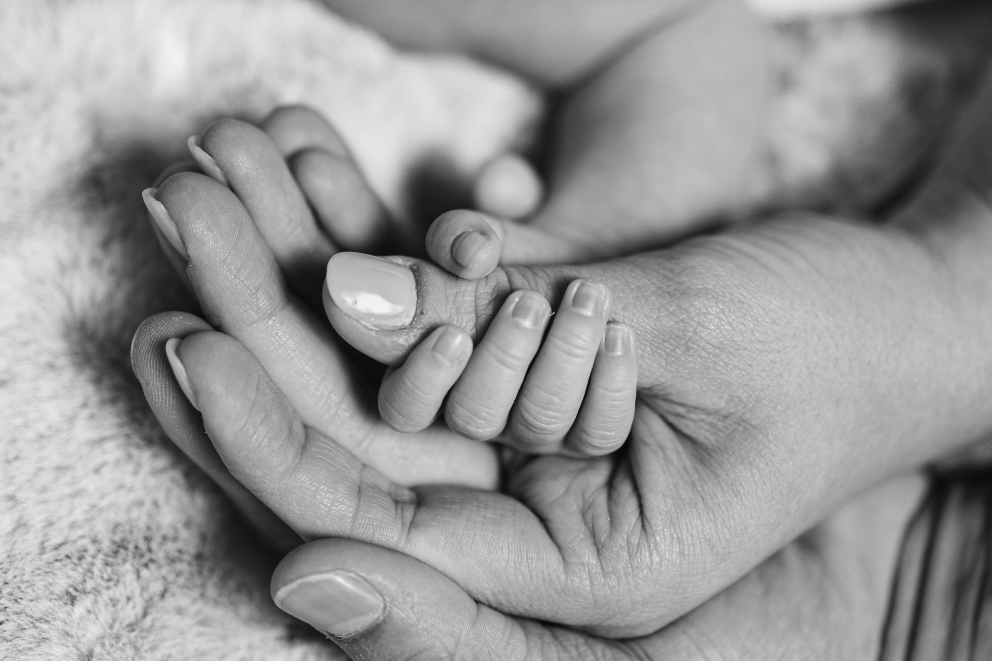 Projeto estende salário-maternidade a avós e irmãos em caso de morte da mãe  - 