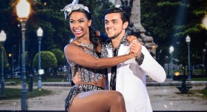 Felipe Simas e Carol Agnelo dançam samba