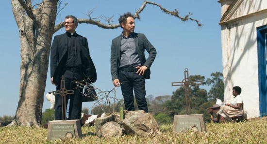 Padre Miguel (Marcelo Airoldi), Carlo (Emílio de Mello) e Adalgisa (Ju Colombo) na terceira temporada de Psi, da HBO