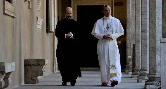 Javier Cámara e Jude Law em cena do seriado The young pope.
