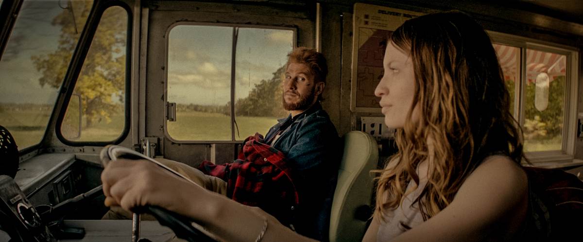 Laura Moon (Emily Browning) e Mad Sweeney (Pablo Schreiber) em American gods
