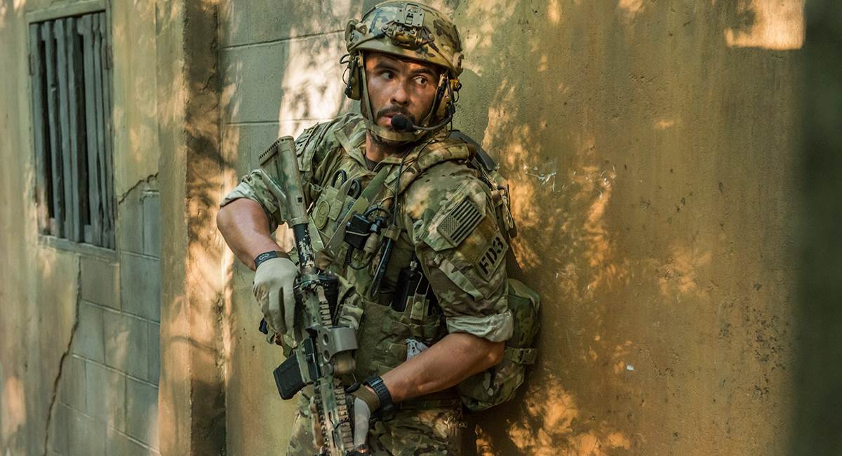 Juan Pablo Raba em cena da série Six -- Esquadrão antiterrorista